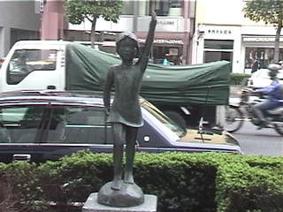 ��q��w���̃R�[�q�[�V���b�v�̑O�ɗ��u�i���Ȃ鏭���v