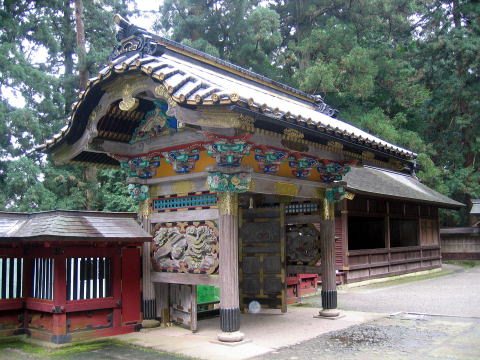 {aO̖iɍʐF̒蕨͓ɂ܂Ȃj