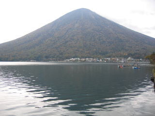 中禅寺湖に写る男体山